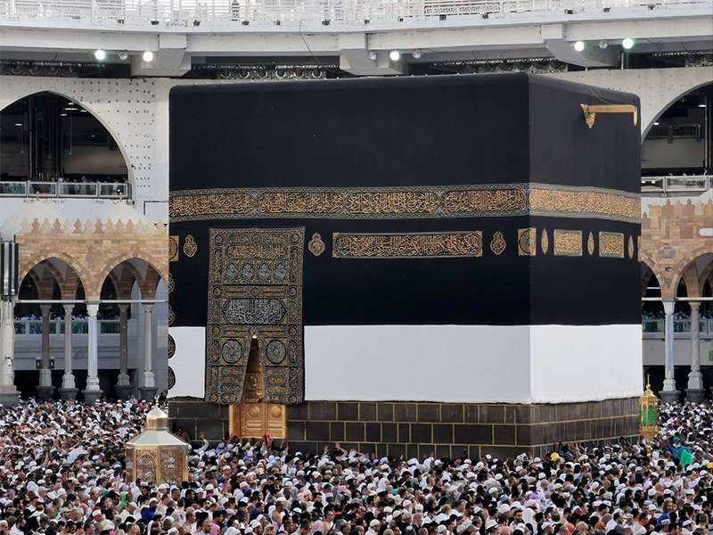 استبدال كسوة الكعبة المشرفة ونقلها إلى المسجد الحرام